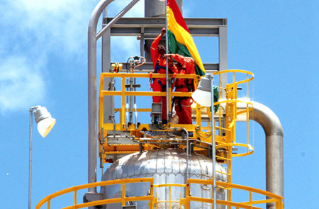 <p>Bandera de Bolivia ondeando en una de las instalaciones de la empresa estatal de hidrocarburos YPFB. / <strong>YPFB</strong></p>