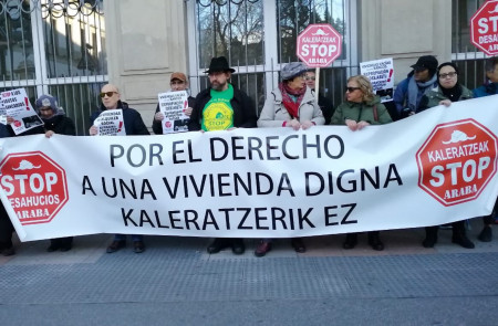<p>Concentración de Stop Desahucios Álava contra la Ley Hipotecaria, del 20 de diciembre de 2018. <strong>/ Edurne García (Stop Desahucios EUS)</strong></p>