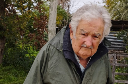 <p>José Mujica recibe a la entrevistadora de CTXT en su chacra, en el barrio Cerro de Montevideo.<strong> / A. M. M.</strong></p>