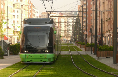 <p><em>El tranvía de Vitoria, uno de sus elementos característicos de la ciudad.</em> / <strong>Calafellvalo (Flickr)</strong></p>