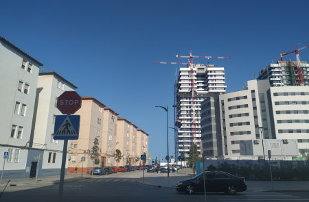 <p>Las Málaga Towers, una promoción de viviendas de lujo que se construye en el litoral oeste de la ciudad, antigua zona industrial. / <strong>Foto: E.S.</strong></p>