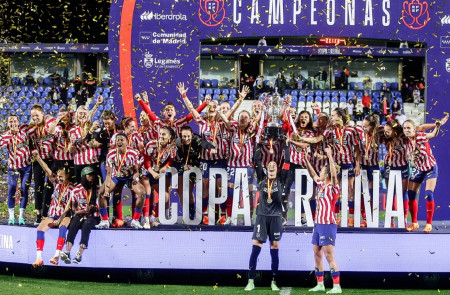<p>Las jugadoras del Atlético de Madrid levantan la Copa de la Reina tras ganar la final. / <strong>Álvaro Campo</strong></p>
