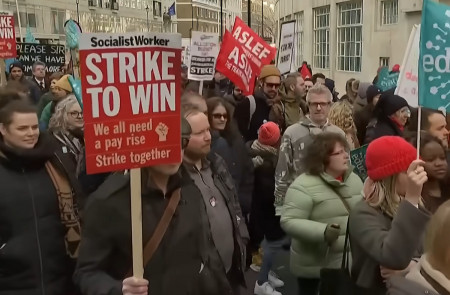 <p><em>Imagen de la multitudinaria huelga del 1 de febrero en Reino Unido. </em>/ <strong>YouTube (RTVE)</strong></p>