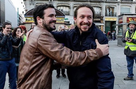 <p>Alberto Garzón y Pablo Iglesias, en la Puerta del Sol, después de firmar el 'pacto de los botellines', en 2016.</p>