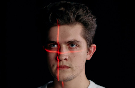 <p>Lectura biométrica de la cara mediante líneas láser.<strong> / Cottonbro Studio. Pexels</strong></p>