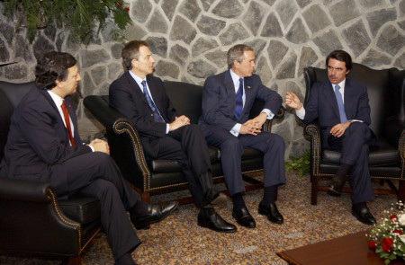 <p>Barroso, Blair, Bush y Aznar, reunidos durante la conocida como Cumbre de las Azores. / <strong>Wikimedia Commons</strong></p>