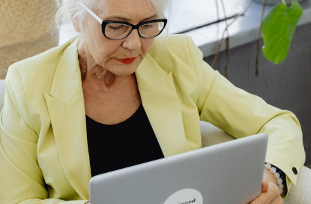 <p>Imagen de recurso de una mujer leyendo en su ordenador portátil. </p>