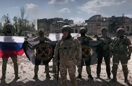 <p>Yevgueni Prigozhin, junto a otros militares del grupo de mercenarios Wagner, en la ciudad de Rostov el pasado 24 de junio. <strong>/ CNN</strong></p>