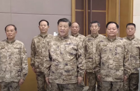 <p>Xi Jinping, junto a los lideres del ejercito chino, en Pekín el pasado 9 de noviembre de 2022. <strong>/ EFE</strong></p>