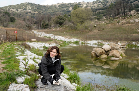 <p>Isabel Díaz Ayuso, durante una visita al espacio que ocupaba la antigua presa de La Alberca, el 28 de marzo de 2022. <strong>/ Canal Isabel II </strong></p>
