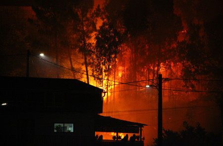 <p>Incendio forestal en la parroquia de Puente Sampayo (Pontevedra), el 10 de agosto de 2016.<strong> / Elentir</strong></p>