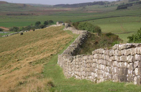 <p>Restos del Muro de Adriano, en Britania. / <strong>Wikimedia Commons</strong></p>