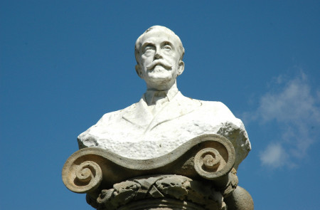 <p>Escultura de Joan Maragall. Obra de Eusebio Arnau, situada en el Parque de la Ciudadela (Barcelona). / <strong>Josep Renalias</strong></p>