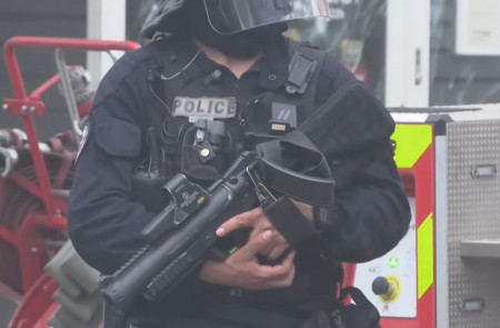 <p>Agente de la policía francesa con una de las armas utilizadas para disolver las protestas. / <strong>YouTube (ARTE.tv Documentales)</strong></p>