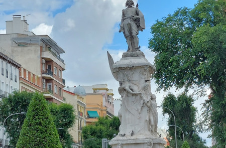 <p>Estatua en homenaje al escritor Francisco de Quevedo. / <strong>R.A</strong>. </p>