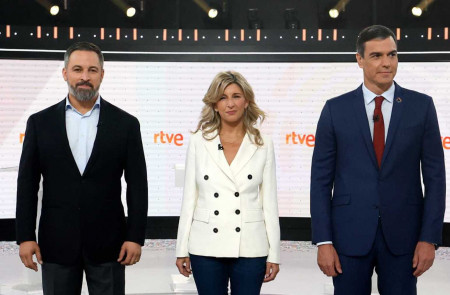 <p>Abascal, Díaz y Sánchez, en el debate de RTVE. Feijóo no compareció.</p>