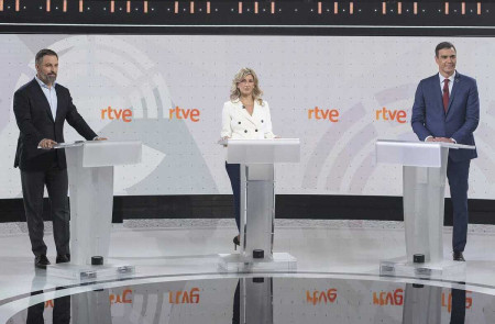 <p>Santiago Abascal, Yolanda Díaz y Pedro Sánchez, durante el debate del pasado 19 de julio. / <strong>RTVE</strong></p>