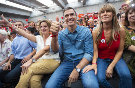 <p>Pedro Sánchez, en el mitin de fin de campaña del PSOE, junto a su mujer, Begoña Gómez, que lleva una chapa que dice 'Perra Sanxe'. / <strong>Eva Ercolaense / PSOE</strong></p>
