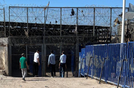 <p>Restos de ropa en la valla de Melilla tras la masacre. / <strong>Consejo Nacional de Derechos Humanos de Marruecos</strong></p>