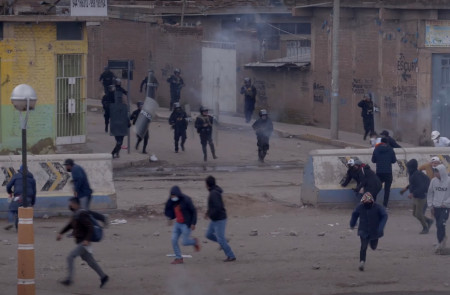 <p>Policías reprimiendo a manifestantes en Puno, Perú, en febrero de 2023. /<strong> Intermedia Producciones</strong></p>