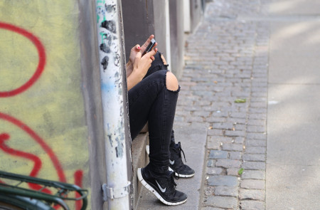 <p>Imagen de recurso de una joven usando el móvil. / <strong>pxfuel</strong></p>