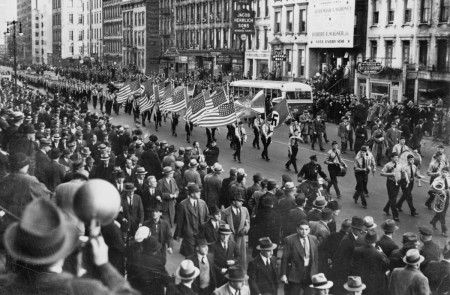 <p>Un desfile del German American Bund en Nueva York (octubre de 1937). / <strong>Biblioteca del Congreso</strong></p>