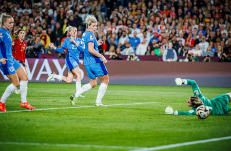 <p>Momento en que España marca el 1-0 contra Inglaterra en el primer tiempo de la final en el Mundial 2023. / <strong>Twitter de la Selección Española Femenina de Fútbol</strong></p>