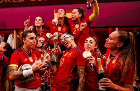 <p>Las jugadoras de la Selección celebrando la victoria tras la final del partido. / <strong>Pablo García / RFEF</strong></p>