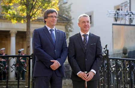 <p>El lehendakari Íñigo Urkullu con Carles Puigdemont cuando este era presidente de la Generalitat. / <strong>EAJ-PNV</strong></p>