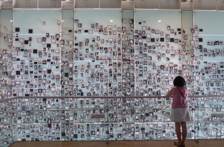 <p>Retratos de las víctimas de la dictadura expuestos en el Museo de la Memoria y los Derechos Humanos en Santiago de Chile. / <strong>Carlos Teixidor Cadenas </strong></p>