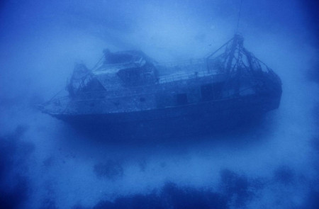 <p><em>'La profundidad del silencio',</em> en memoria de las víctimas del naufragio de Lampedusa del 3 de octubre de 2013. En el Museu Marítim. / <strong>Francesco Zizola</strong></p>