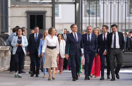 <p>Alberto Nuñez Feijóo, junto a su séquito, a la llegada al Congreso de los Diputados, el 26 de septiembre. <strong>/ PP</strong></p>