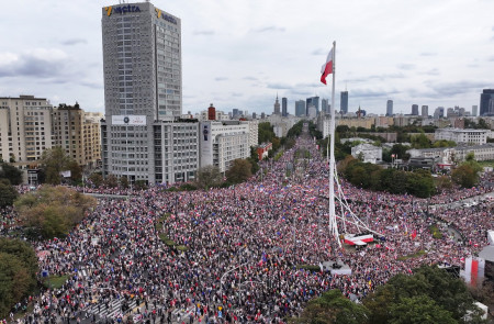 <p>Marcha convocada en Varsovia contra el actual gobierno por el opositor Donald Tusk el pasado 1 de octubre. / <strong>Redes sociales Donald Tusk</strong></p>
<p><strong> </strong></p>