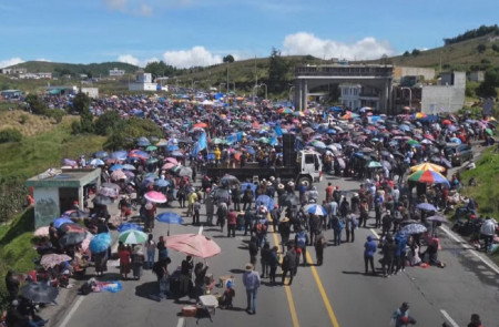<p>Bloqueo de carreteras en Guatemala como protesta por las acciones de la fiscalía contra el presidente electo Bernardo Arévalo. / <strong>AFP (Youtube)</strong></p>