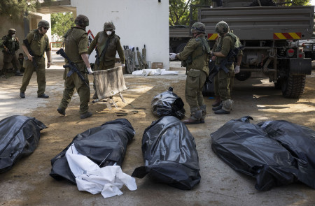 <p>Las tropas israelíes se preparan para retirar los cuerpos de Kfar Aza después de que fuera atacada por militantes de Hamas, el 10 de octubre de 2023. <strong>/ Oren Ziv</strong></p>
