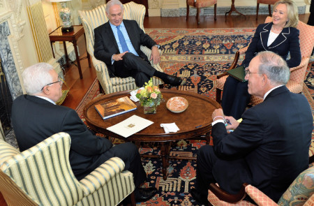 <p>El presidente palestino Mahmoud Abbas, el enviado especial por la paz en Oriente Medio George Mitchell, el primer ministro israelí Benjamin Netanyahu y la secretaria de Estado Hillary Clinton, durante unas negociaciones de paz en 2010. / <strong>Michael Gross (Departamento de Estado de EE.UU.)</strong></p>