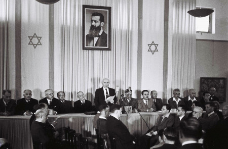 <p>David Ben Gurión proclama el Estado de Israel en 1948. / <strong>Wikimedia Commons</strong></p>