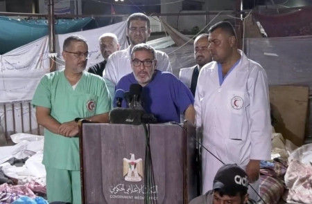 <p>El doctor Abu-Sittah, rodeado de compañeros sanitarios, durante la rueda de prensa posterior al ataque israelí contra el hospital Baptista al-Ahli al-Arabi, en Gaza.</p>