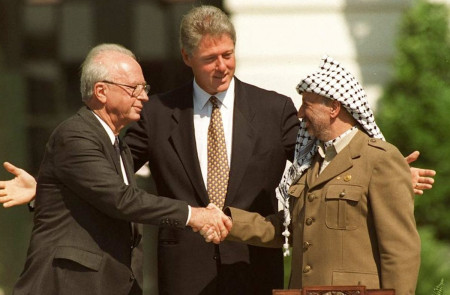 <p>Rabin y Arafat se estrechan la mano tras la firma de los Acuerdos de Oslo en 1993./ <strong>Vince Musi / The White House</strong></p>