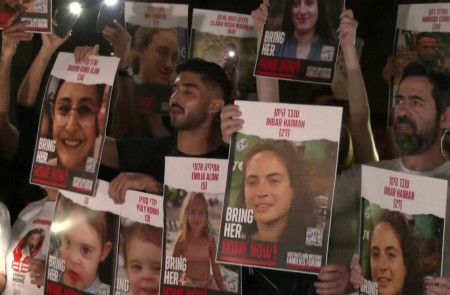 <p>Protesta de los familiares de los secuestrados por Hamás en el centro de Tel Aviv. / <strong>NBC</strong></p>