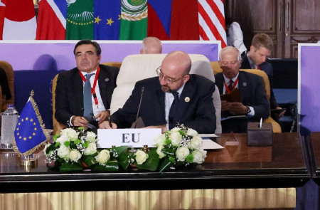 <p>La delegación de la UE en la Cumbre por la Paz celebrada en El Cairo el 21 de octubre: M. Schinas, C. Michel y J. Borrell. / <strong>Twitter @JosepBorrellF</strong></p>
