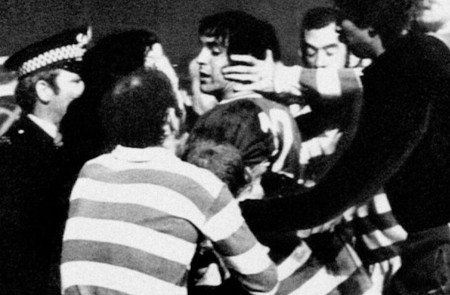 <p>Tras el pitido final, los jugadores del Atlético fueron agredidos y la policía intervino con dureza. / <strong>The </strong><strong>Celtic Wiki</strong></p>