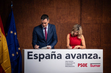 <p>Pedro Sánchez y Yolanda Díaz firman el acuerdo de gobierno entre PSOE y Sumar. / <strong>X @Yolanda_Diaz_</strong></p>
