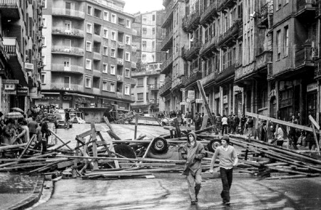 <p>Barricadas en la calle Egia (Donostia) durante la semana de la Amnistía en mayo de 1977. /<strong> Ezezaguna</strong></p>