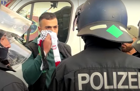 <p>La policía interviene en una manifestación a favor de Palestina prohibida en Berlín. /<strong> Zeit Online</strong></p>