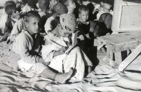 <p>Niños en una escuela improvisada para refugiados durante la Nakba en 1948. / <strong>Hanini.org</strong></p>