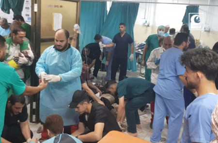 <p>Profesionales sanitarios atienden a los heridos en el suelo del Hospital Indonesio de Gaza. / <strong>MER-C</strong></p>