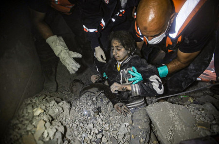 <p>Una niña palestina y su madre son rescatadas de los escombros en Khan Yunis, al sur de la ciudad de Gaza. /<strong> Mohammed Zannoun</strong></p>
