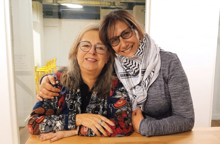 <p>Las activistas Liliana Córdova Kaczerginski (izquierda) y Jaldía Abubakra posan juntas durante la entrevista. / <strong>G.C.</strong></p>