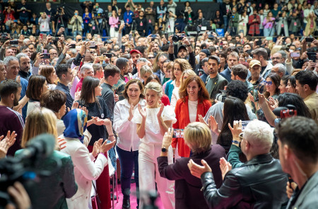 <p>Yolanda Díaz saluda a la multitud junto a Ada Colau y Mónica García el día de la presentación de su candidatura en Magariños (Madrid). / <strong>Sumar </strong></p>